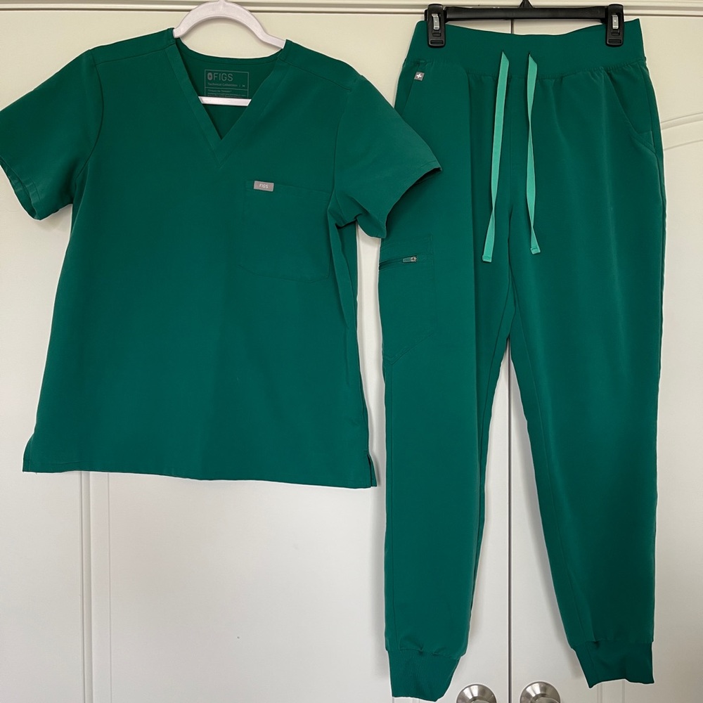 Figs Women's Hunter Green Scrub Set